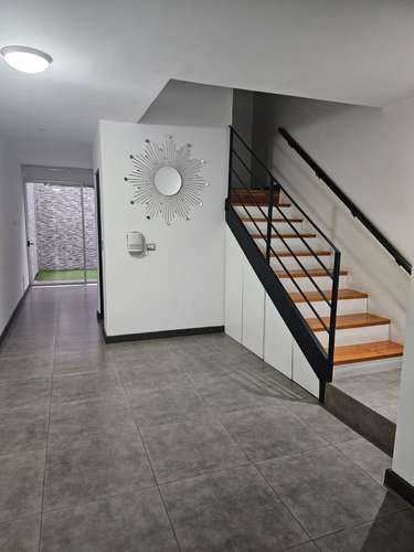 Casa independiente en alquiler en Pozos, Santa Ana – 2 habitaciones, patio y 2 parqueos - Imagen 2