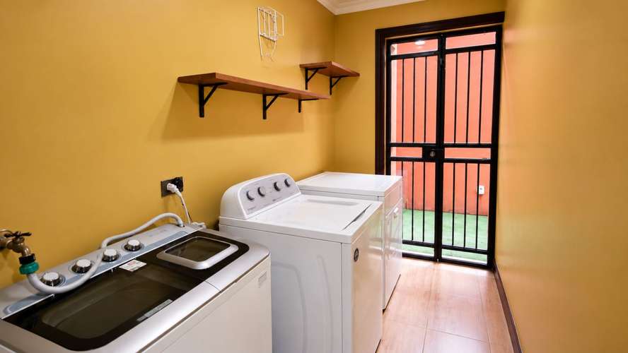 VENTA DE PROPIEDAD RESIDENCIAL Y COMERCIAL EN SAN RAFAEL DE HEREDIA - Imagen 14