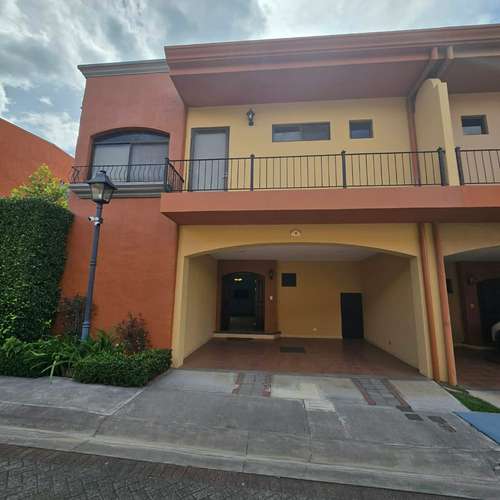 VENDO CASA DE 2 PLANTAS EN CIUDAD COLÓN. 