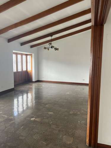 Escazu casa de  4 dormitorios y oficinaTrejos m barrio para caminarPet friendly - Imagen 1