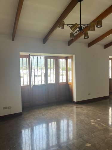 Escazu casa de  4 dormitorios y oficinaTrejos m barrio para caminarPet friendly - Imagen 6
