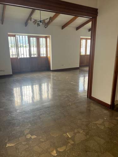 Escazu casa de  4 dormitorios y oficinaTrejos m barrio para caminarPet friendly - Imagen 3