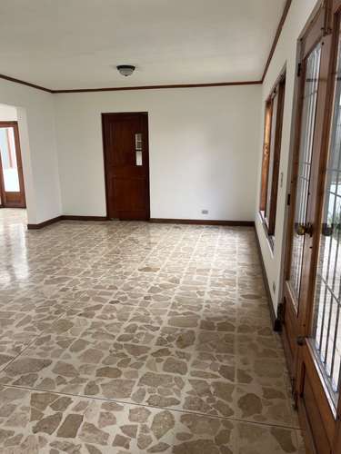Casa de tamaño de antes! Trejos montealegre, escazu! Muy ricos espacios para vivir! Cocina renovada 800.000 seguridad - Imagen 12