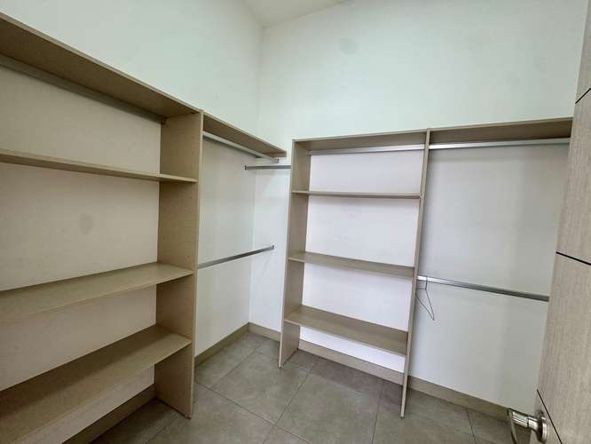 Alquiler en Guachipelin 3-10! Lujosa casa esquinera con amplio jardín y acabados modernos en condominio estilo resort - Imagen 7