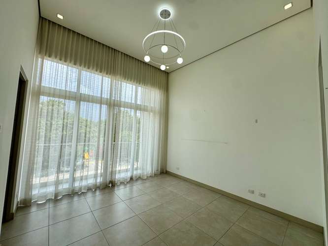 Alquiler en Guachipelin 3-10! Lujosa casa esquinera con amplio jardín y acabados modernos en condominio estilo resort - Imagen 8