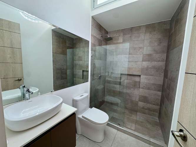 Alquiler en Guachipelin 3-10! Lujosa casa esquinera con amplio jardín y acabados modernos en condominio estilo resort - Imagen 9