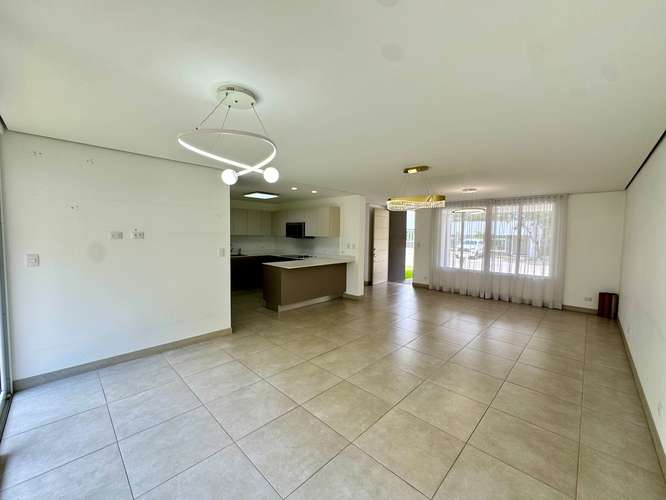 Alquiler en Guachipelin 3-10! Lujosa casa esquinera con amplio jardín y acabados modernos en condominio estilo resort - Imagen 15