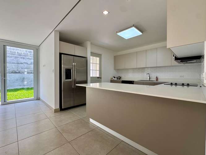 Alquiler en Guachipelin 3-10! Lujosa casa esquinera con amplio jardín y acabados modernos en condominio estilo resort - Imagen 13