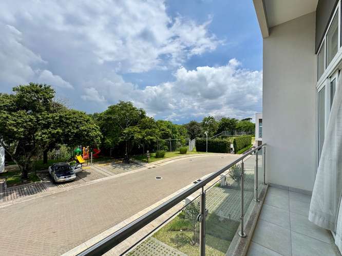 Alquiler en Guachipelin 3-10! Lujosa casa esquinera con amplio jardín y acabados modernos en condominio estilo resort - Imagen 5