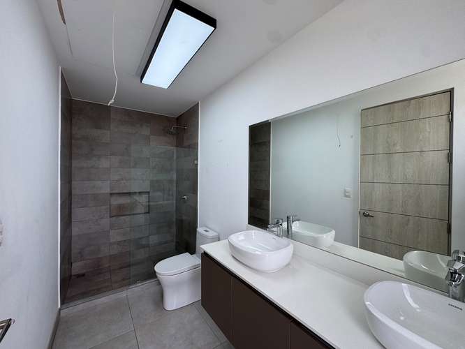 Alquiler en Guachipelin 3-10! Lujosa casa esquinera con amplio jardín y acabados modernos en condominio estilo resort - Imagen 6