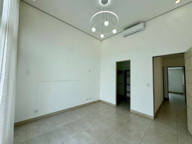 Alquiler en Guachipelin 3-10! Lujosa casa esquinera con amplio jardín y acabados modernos en condominio estilo resort - Imagen 2