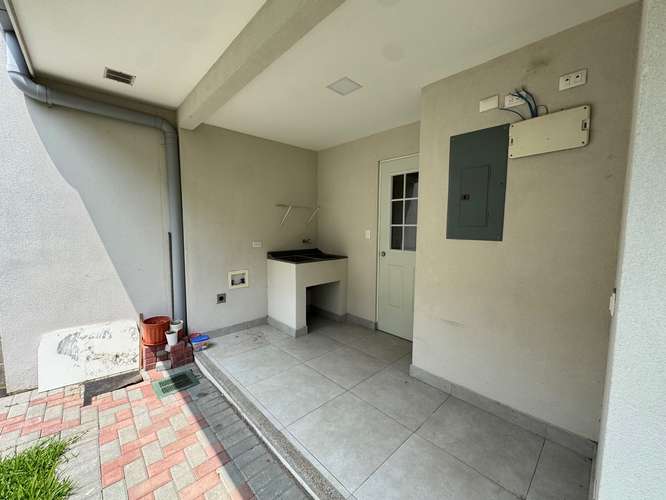 Alquiler en Guachipelin 3-10! Lujosa casa esquinera con amplio jardín y acabados modernos en condominio estilo resort - Imagen 18