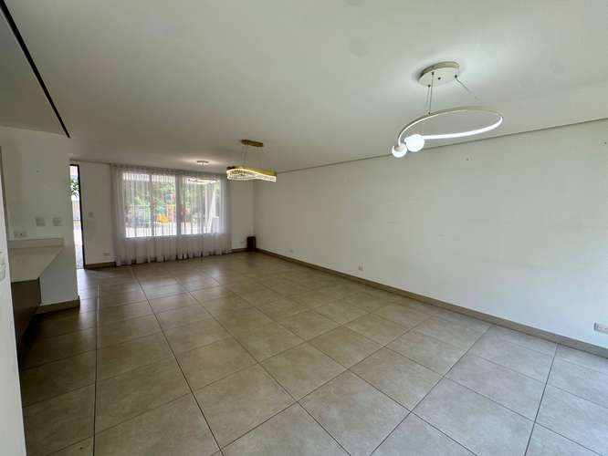 Alquiler en Guachipelin 3-10! Lujosa casa esquinera con amplio jardín y acabados modernos en condominio estilo resort - Imagen 16