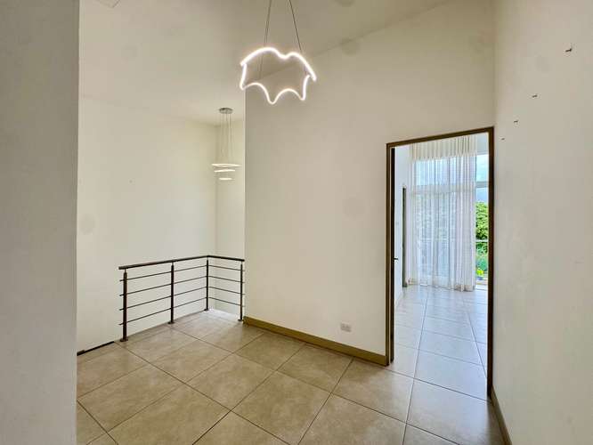 Alquiler en Guachipelin 3-10! Lujosa casa esquinera con amplio jardín y acabados modernos en condominio estilo resort - Imagen 4