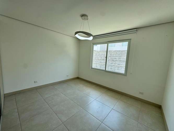 Alquiler en Guachipelin 3-10! Lujosa casa esquinera con amplio jardín y acabados modernos en condominio estilo resort - Imagen 11