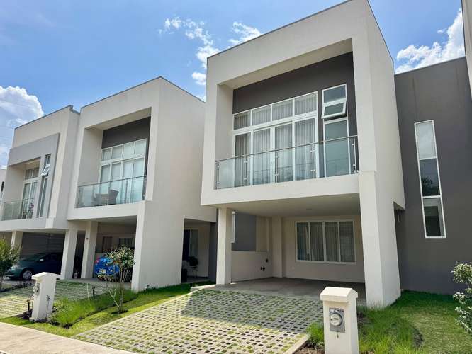 Alquiler en Guachipelin 3-10! Lujosa casa esquinera con amplio jardín y acabados modernos en condominio estilo resort - Imagen 17