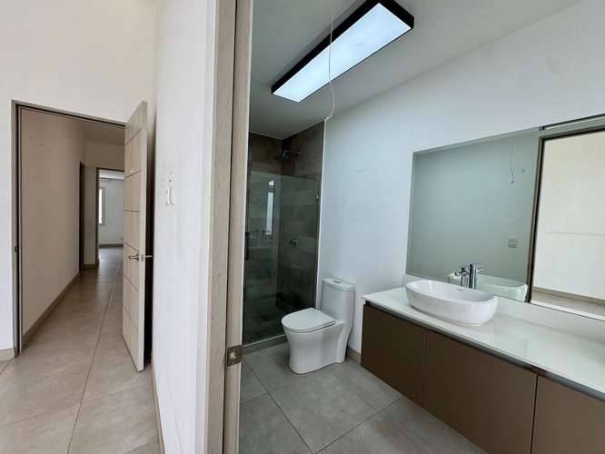 Alquiler en Guachipelin 3-10! Lujosa casa esquinera con amplio jardín y acabados modernos en condominio estilo resort - Imagen 3