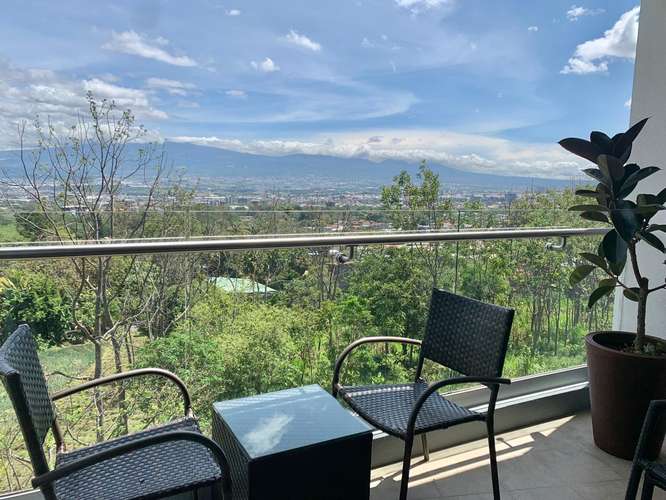 Apartamento a la par de Montana Escazu y Vista a San Jose . Incluye rooftop en ultimo piso.