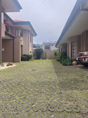 Preciosa casa en condominio pequeño en La Itaba  - Imagen 2