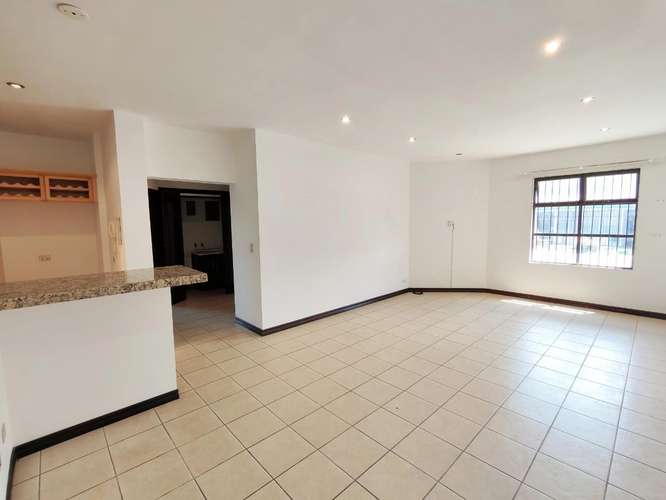 Se vende apartamento de 1 planta en San Rafael de Escazú.