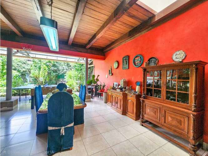 Espaciosa casa de 3 dormitorios y oficina en Laureles de Escazú con jardín y 4 estacionamientos