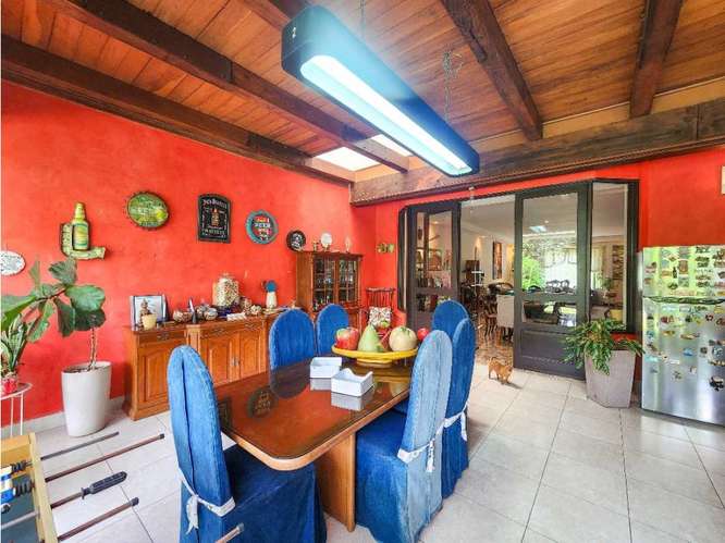 Espaciosa casa de 3 dormitorios y oficina en Laureles de Escazú con jardín y 4 estacionamientos