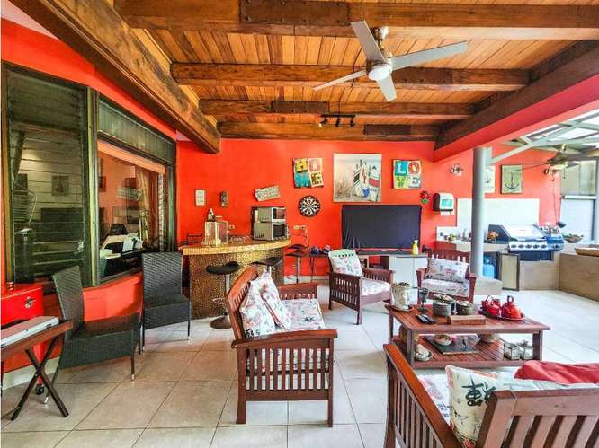 Espaciosa casa de 3 dormitorios y oficina en Laureles de Escazú con jardín y 4 estacionamientos