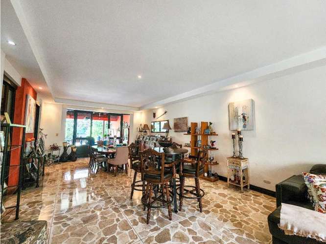 Espaciosa casa de 3 dormitorios y oficina en Laureles de Escazú con jardín y 4 estacionamientos