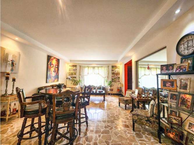 Espaciosa casa de 3 dormitorios y oficina en Laureles de Escazú con jardín y 4 estacionamientos