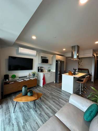 Apartamento con Doble A/C, FULL Amueblado, Balcón y Parqueo techado - Imagen 2