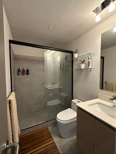 Apartamento con Doble A/C, FULL Amueblado, Balcón y Parqueo techado - Imagen 4