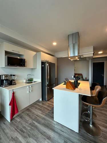 Apartamento con Doble A/C, FULL Amueblado, Balcón y Parqueo techado - Imagen 5