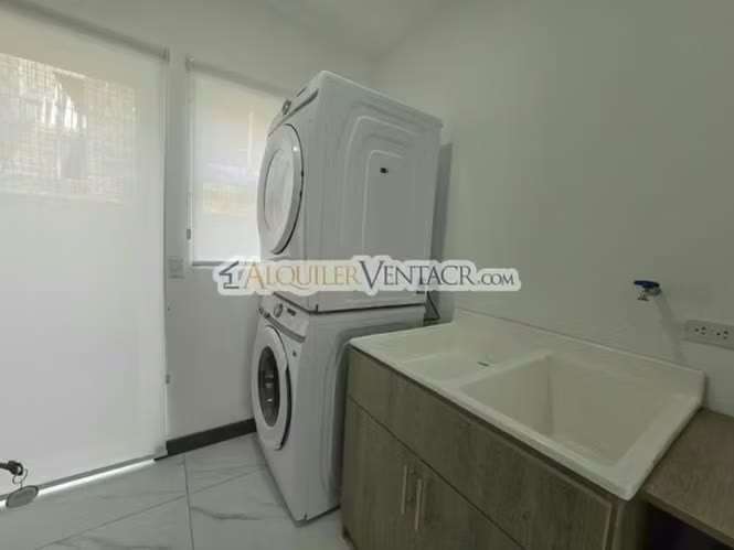 CONDO AMUEBLADO DE 305 M2 CON 546 M2 DE LOTE EN GUACHIPELIN ESCAZU - Imagen 17