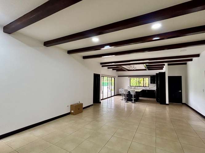 Hermosa casa de una planta, con agradables espacios, en Condominio Ubicado en Hacienda Los Reyes. - Imagen 2
