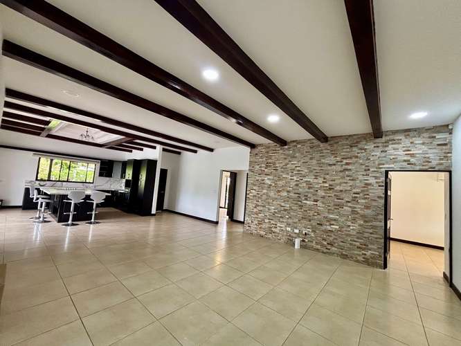 Hermosa casa de una planta, con agradables espacios, en Condominio Ubicado en Hacienda Los Reyes.