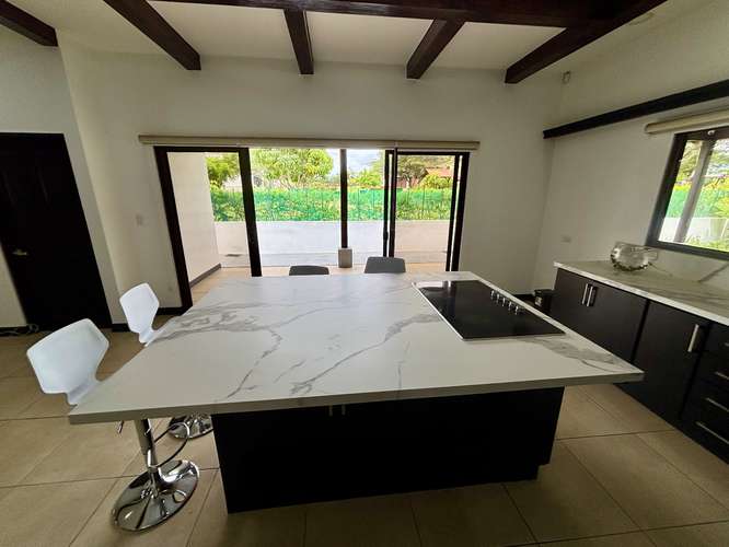 Hermosa casa de una planta, con agradables espacios, en Condominio Ubicado en Hacienda Los Reyes. - Imagen 5