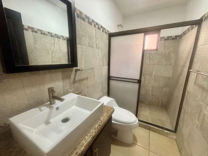 Hermosa casa de una planta, con agradables espacios, en Condominio Ubicado en Hacienda Los Reyes. - Imagen 9