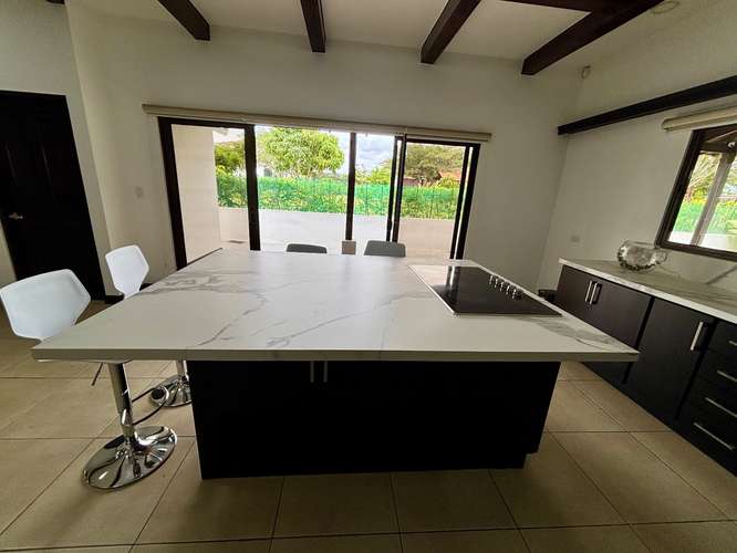 Hermosa casa de una planta, con agradables espacios, en Condominio Ubicado en Hacienda Los Reyes. - Imagen 4