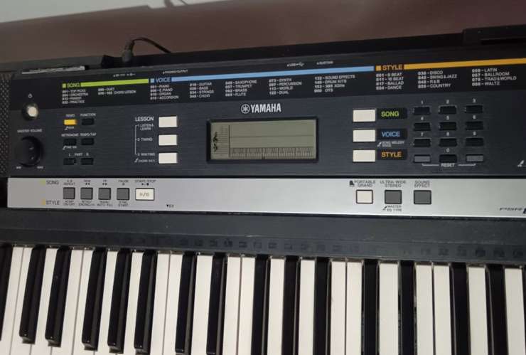  COMBO: Teclado Yamaha PSR-E243 + Base + Pedal (Excelente Estado)