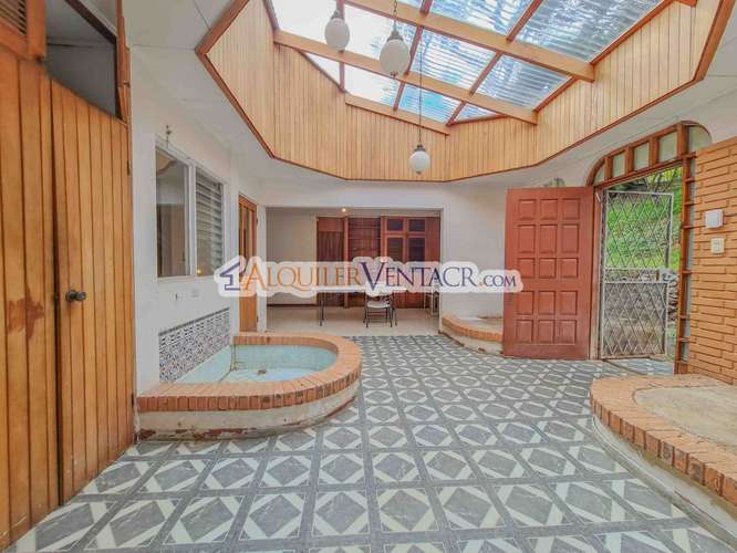 LAURELES ESCAZU! PROPIEDAD PARA REMODELAR CON 1.436 M2 DE TERRENO