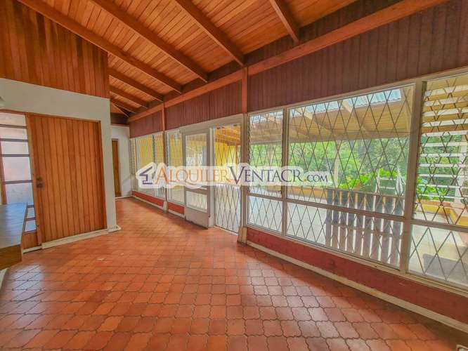 LAURELES ESCAZU! PROPIEDAD PARA REMODELAR CON 1.436 M2 DE TERRENO - Imagen 5