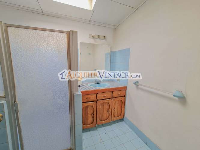 LAURELES ESCAZU! PROPIEDAD PARA REMODELAR CON 1.436 M2 DE TERRENO - Imagen 7