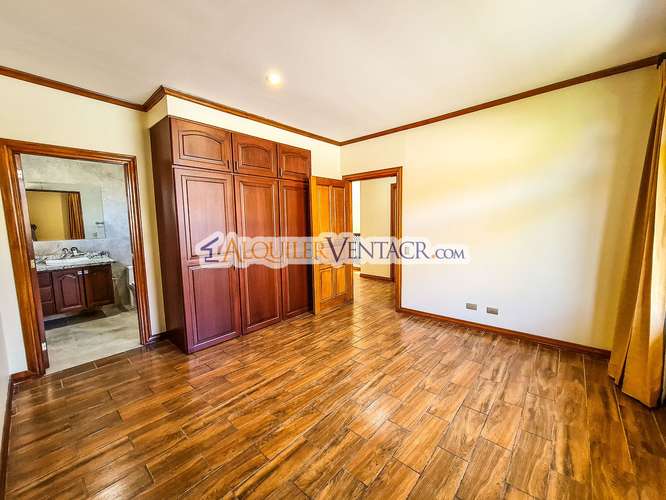Condo de 350 m2 con full vistas / terraza y línea blanca en Guachipelín Escazú - Imagen 17