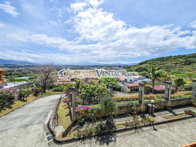 Condo de 350 m2 con full vistas / terraza y línea blanca en Guachipelín Escazú - Imagen 2