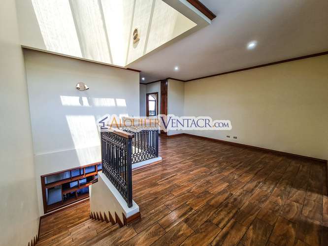 Condo de 350 m2 con full vistas / terraza y línea blanca en Guachipelín Escazú - Imagen 19