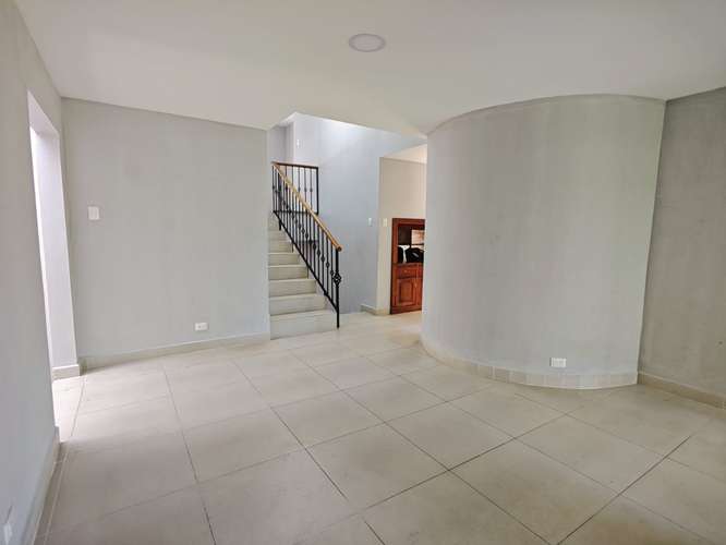  Alquiler de Casa independiente| 3 habitaciones | Oficina privada | Terraza y parqueo para 3 vehículos. - Imagen 6