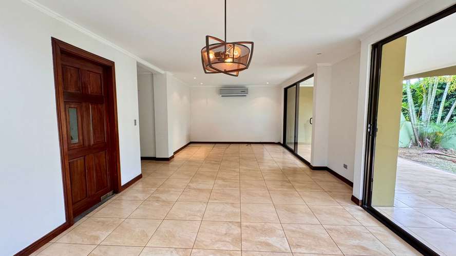 ALMERIA, linda-amplia 260 m2, L. Blanca, 3 hab, A/C, 2.5 baños, terraza, patio, sala TV, amenidades. - Imagen 5
