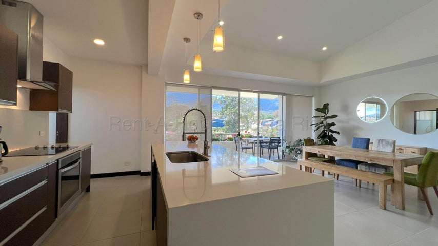 VENTA DE PENTHOUSE AMUEBLADO EN ESCAZÚ – AMPLIO BALCÓN Y HERMOSAS VISTAS - Imagen 2