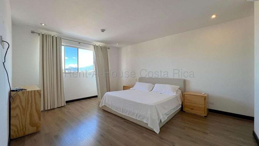 VENTA DE PENTHOUSE AMUEBLADO EN ESCAZÚ – AMPLIO BALCÓN Y HERMOSAS VISTAS - Imagen 12