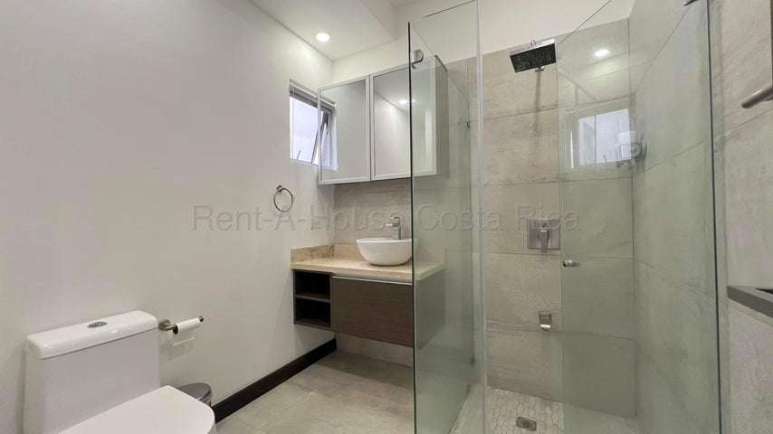 VENTA DE PENTHOUSE AMUEBLADO EN ESCAZÚ – AMPLIO BALCÓN Y HERMOSAS VISTAS - Imagen 15
